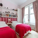 Elegant 2-Bedroom Flat In South Kensington, London