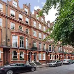 Elegant 2-Bedroom Flat In South Kensington, London