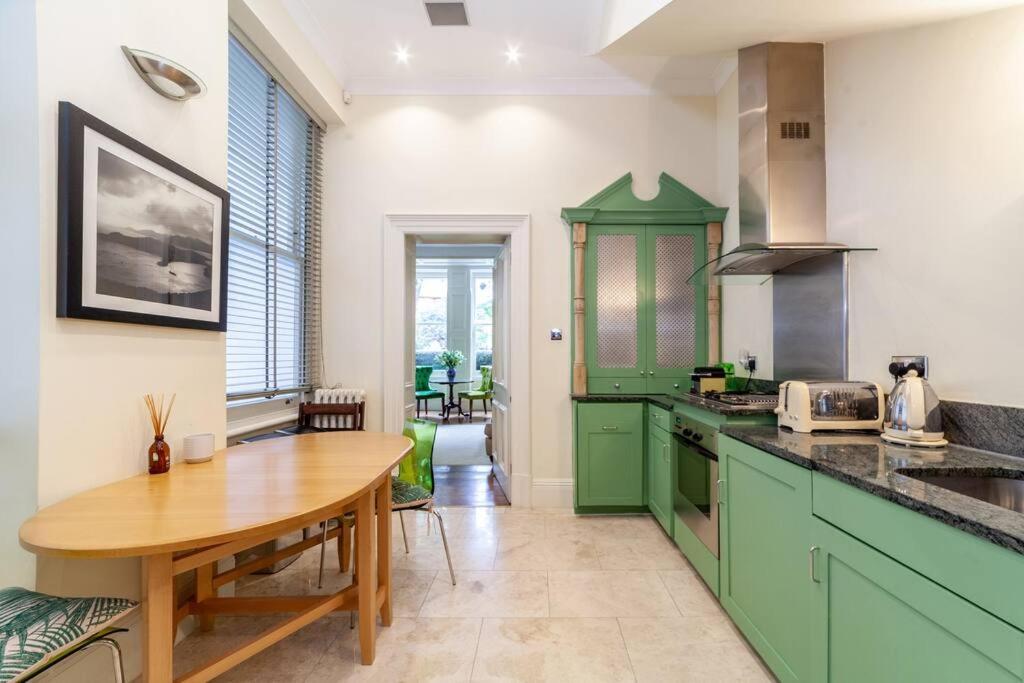 Elegant 2-bedroom Flat In South Kensington, *