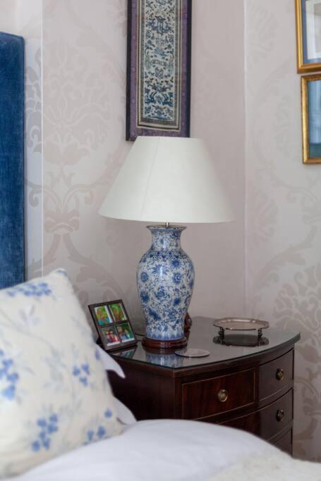 Elegant 2-bedroom Flat In South Kensington, * Londra
