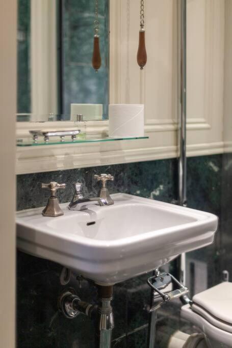 Elegant 2-bedroom Flat In South Kensington, Londra