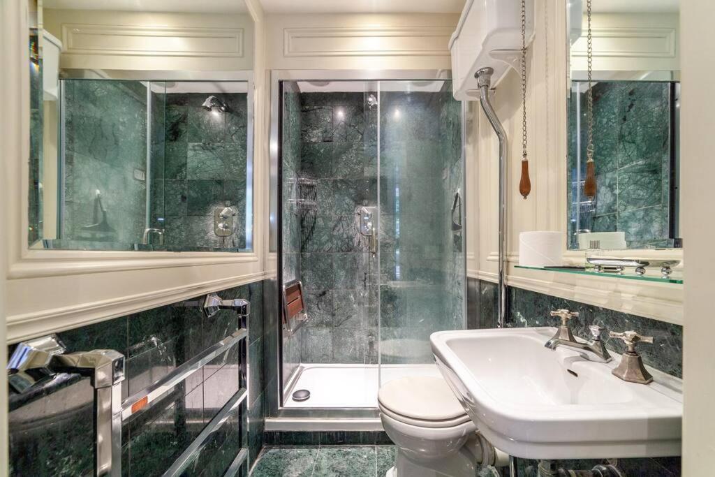 Elegant 2-bedroom Flat In South Kensington, Londra